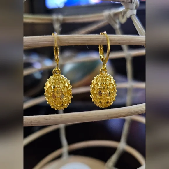 Intricate Filigree Dangle Goldtone Earrings NWOT - Picture 7 of 7